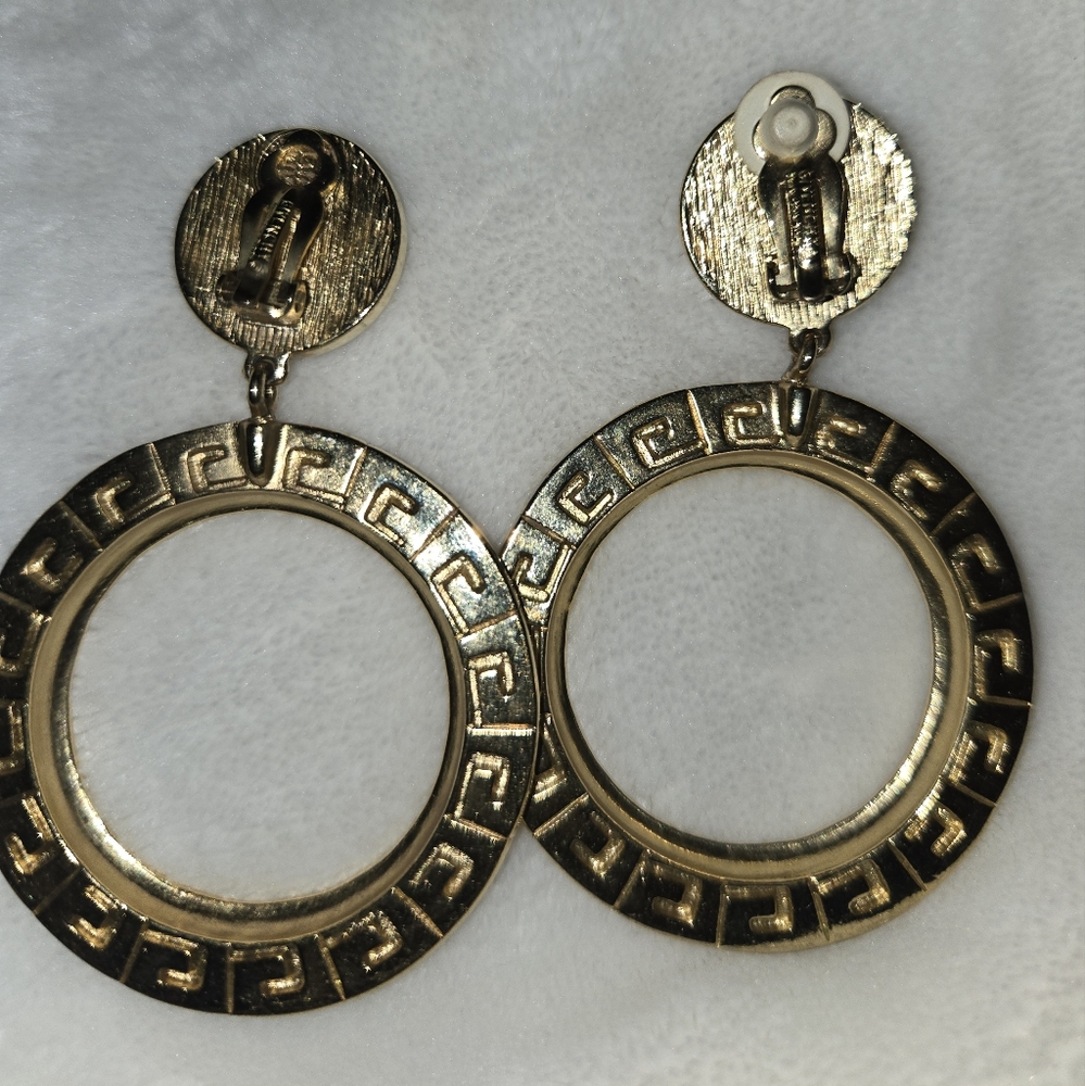 GIVENCHY Vintage Elegant Gold and Pearl Clip Earrings - Picture 5 of 7